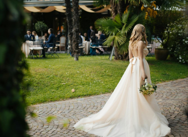 Mulher vestida de noiva com um bouquet